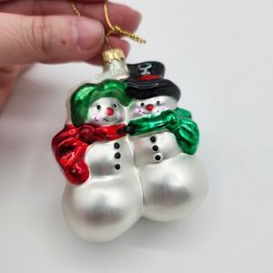 Lubeck‎ Glass Snow Couple Hug Ornament Hand-Painted Pearl Finish Winter